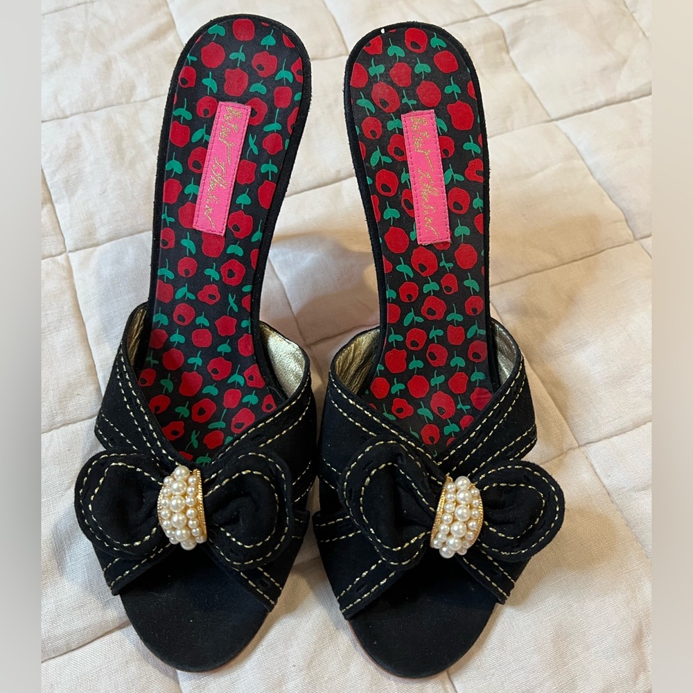 NWOT Betsey Johnson Catalyna Black Suede w/ Pearl Bow Stiletto Heel - 10M